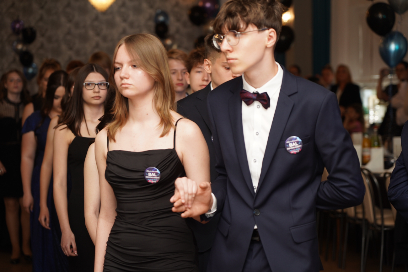 Po egzaminach czas na zabawę. Ósmoklasiści mieli bal ZDJĘCIA