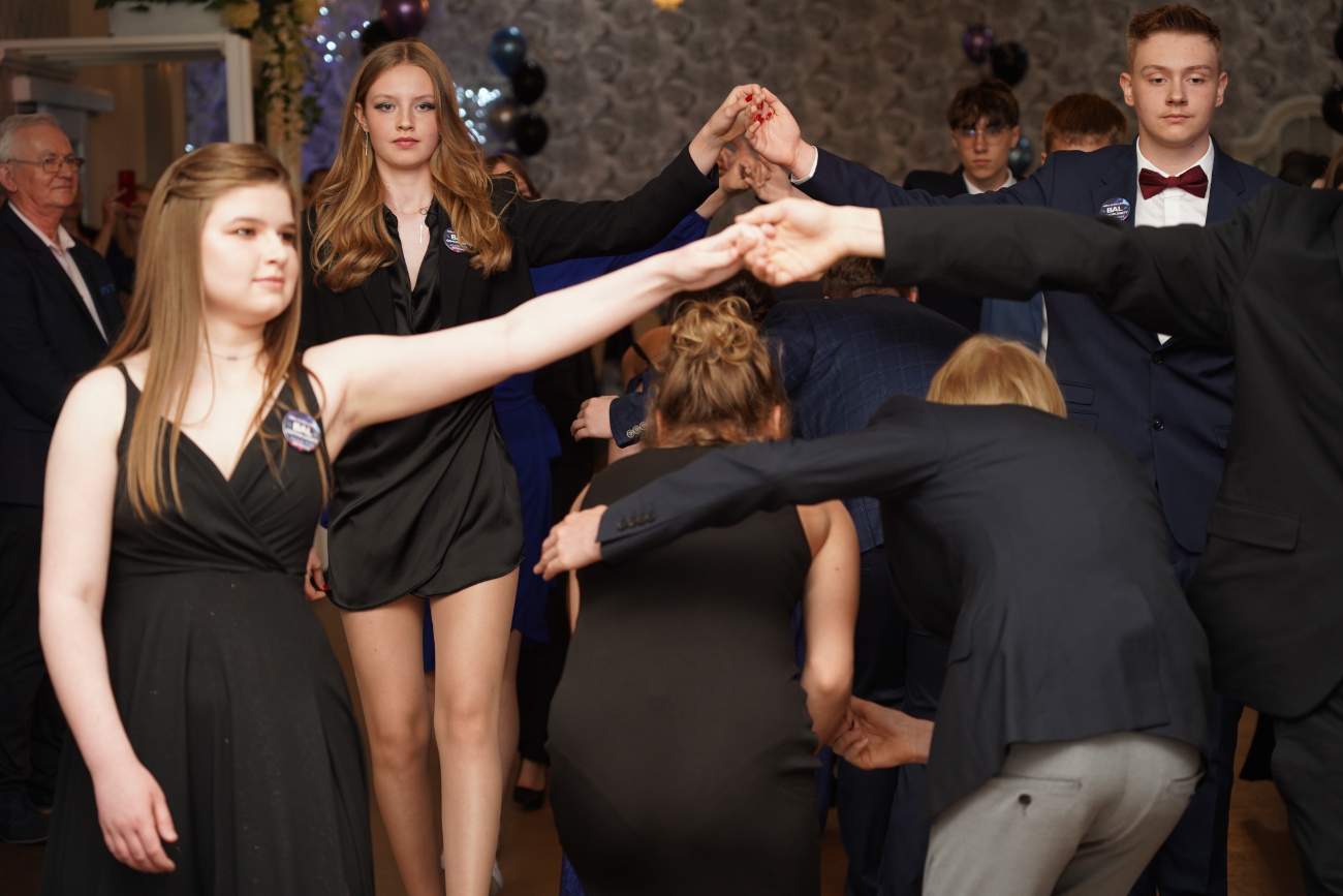Po egzaminach czas na zabawę. Ósmoklasiści mieli bal ZDJĘCIA
