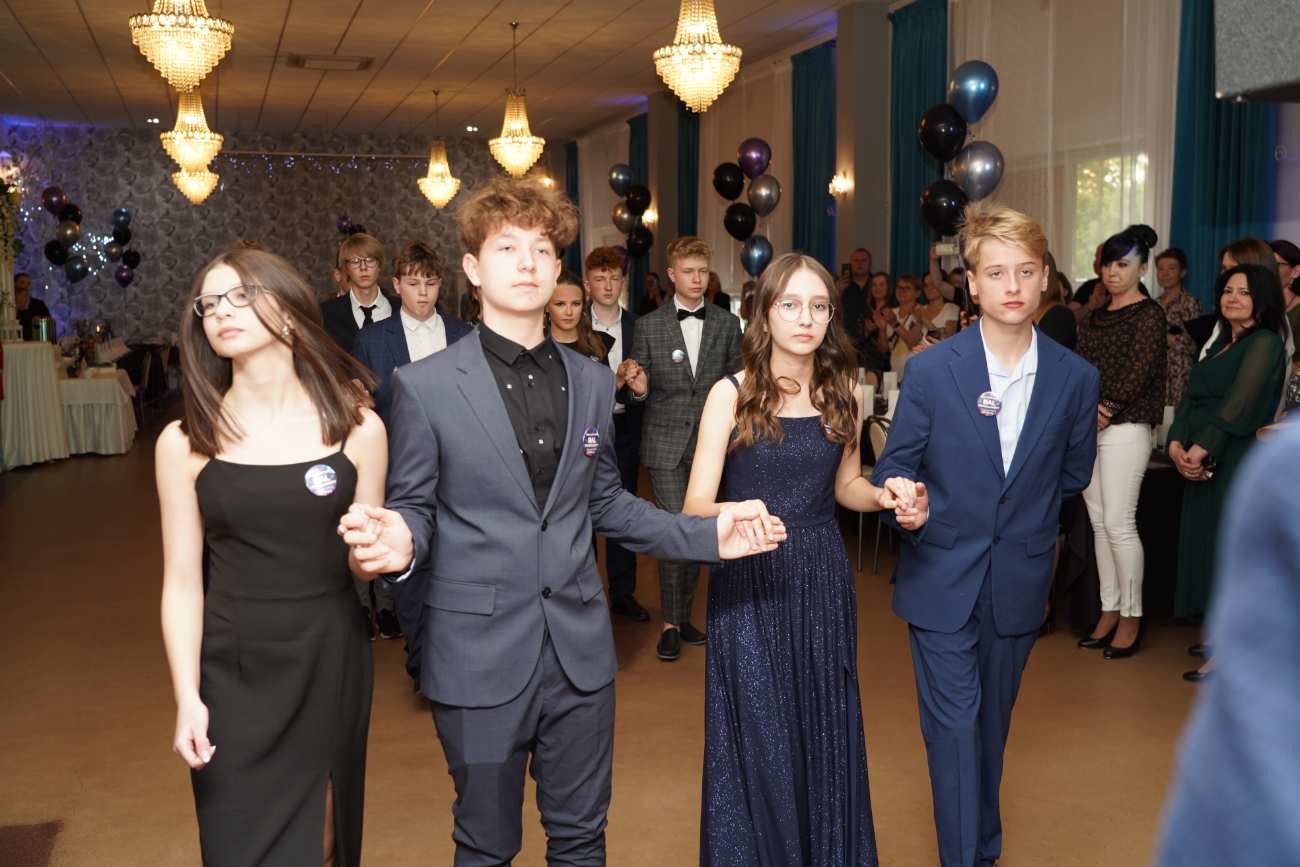 Po egzaminach czas na zabawę. Ósmoklasiści mieli bal ZDJĘCIA