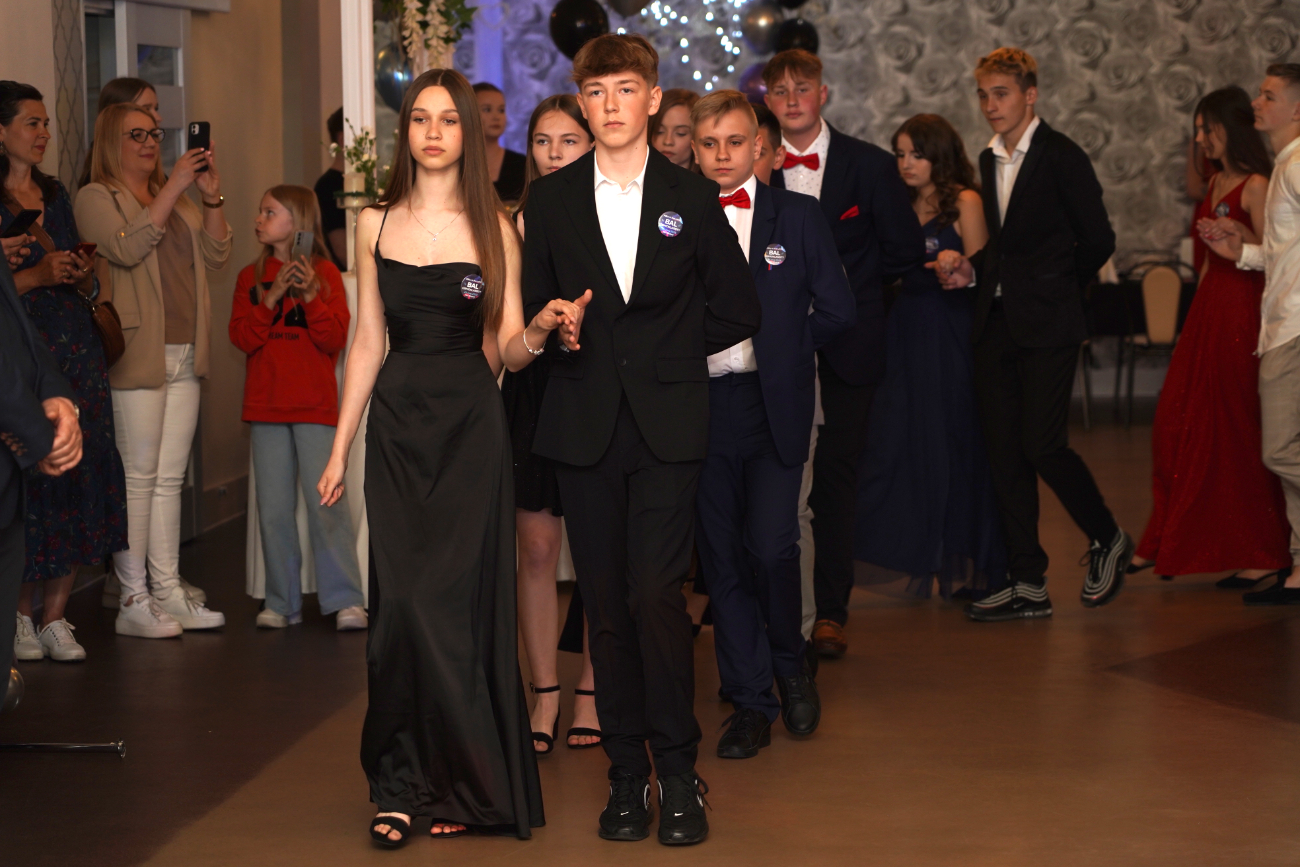 Po egzaminach czas na zabawę. Ósmoklasiści mieli bal ZDJĘCIA