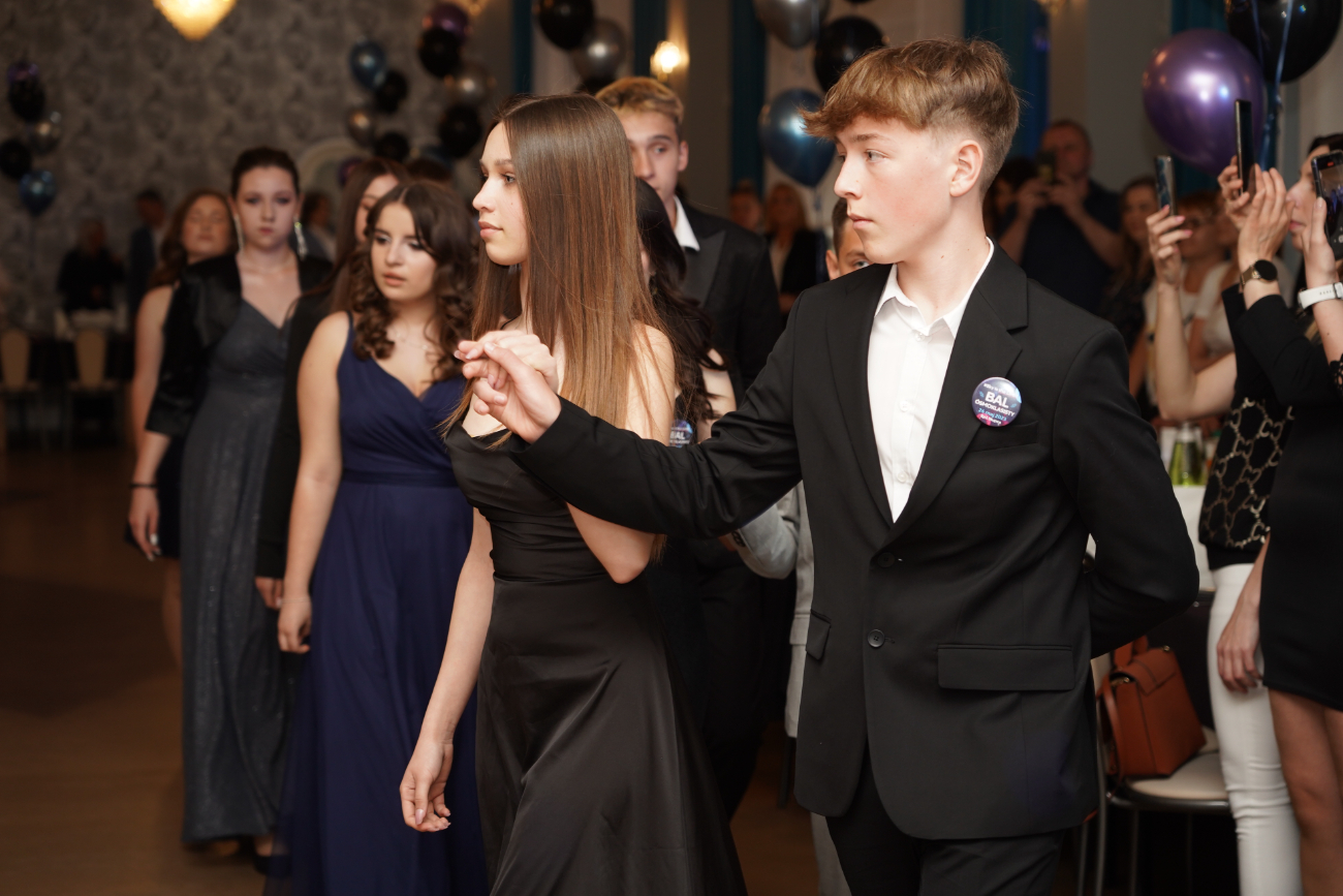 Po egzaminach czas na zabawę. Ósmoklasiści mieli bal ZDJĘCIA