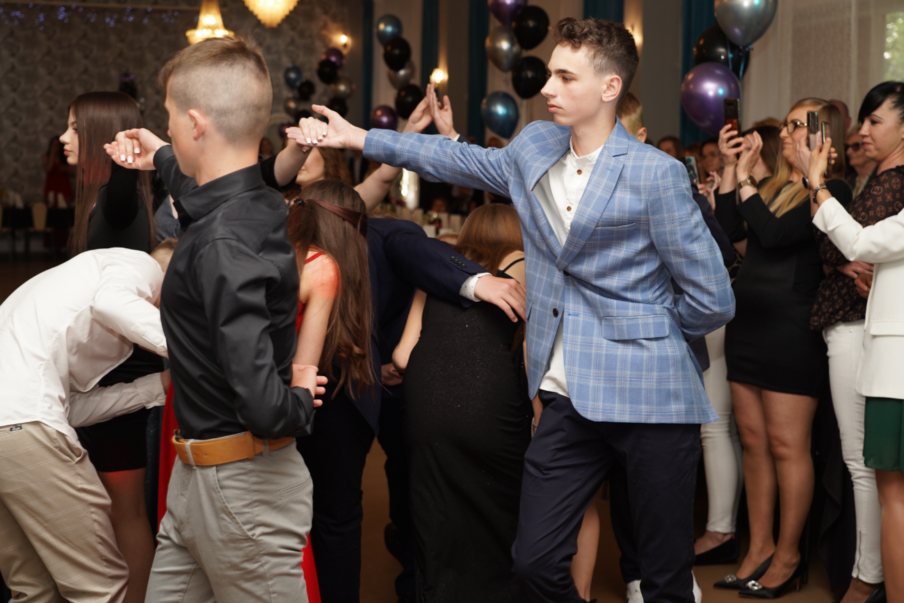Po egzaminach czas na zabawę. Ósmoklasiści mieli bal ZDJĘCIA