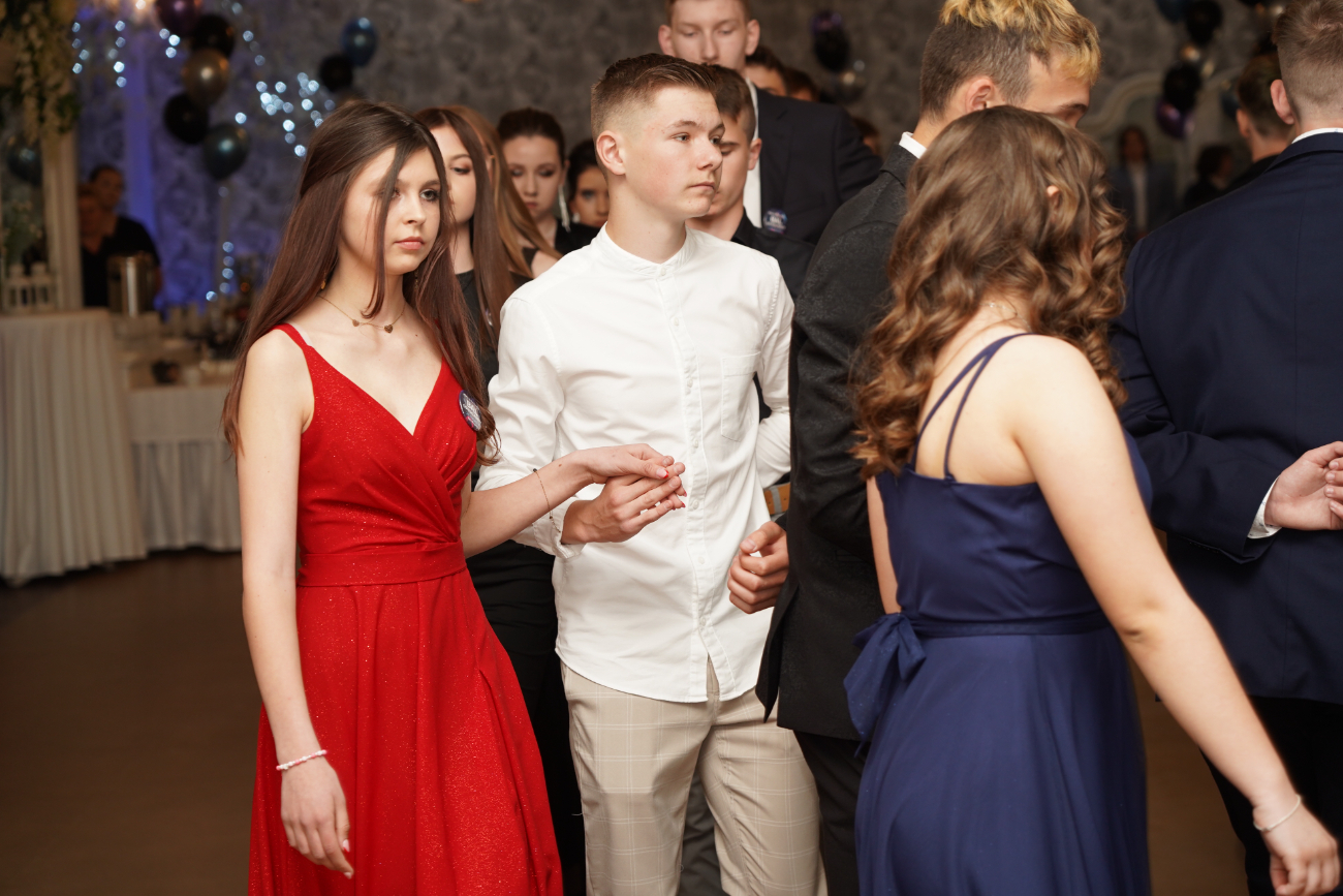 Po egzaminach czas na zabawę. Ósmoklasiści mieli bal ZDJĘCIA