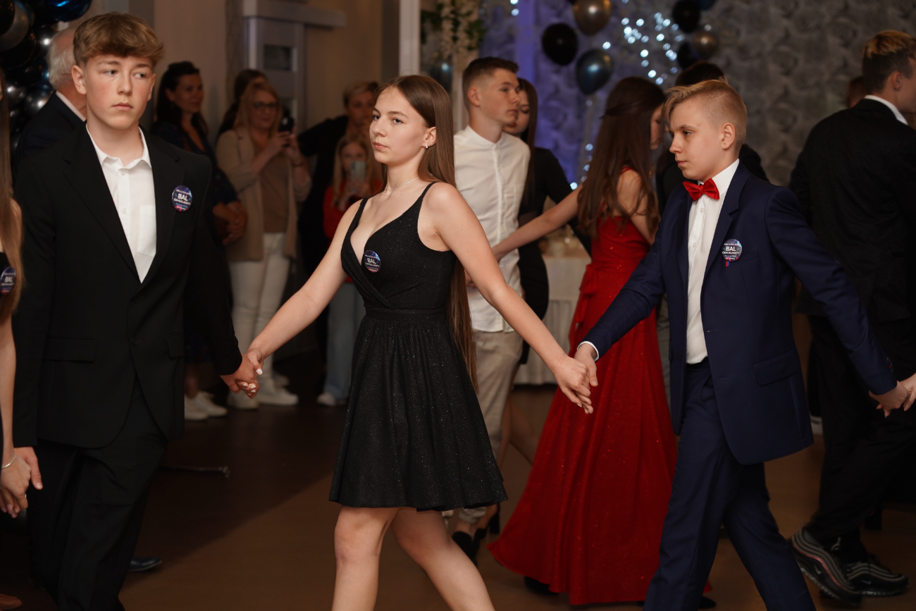 Po egzaminach czas na zabawę. Ósmoklasiści mieli bal ZDJĘCIA