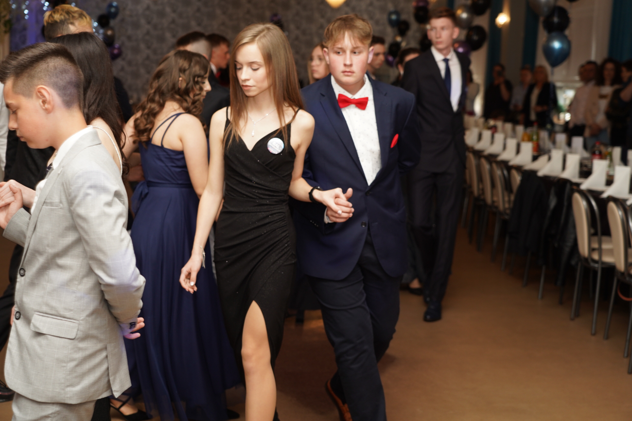 Po egzaminach czas na zabawę. Ósmoklasiści mieli bal ZDJĘCIA