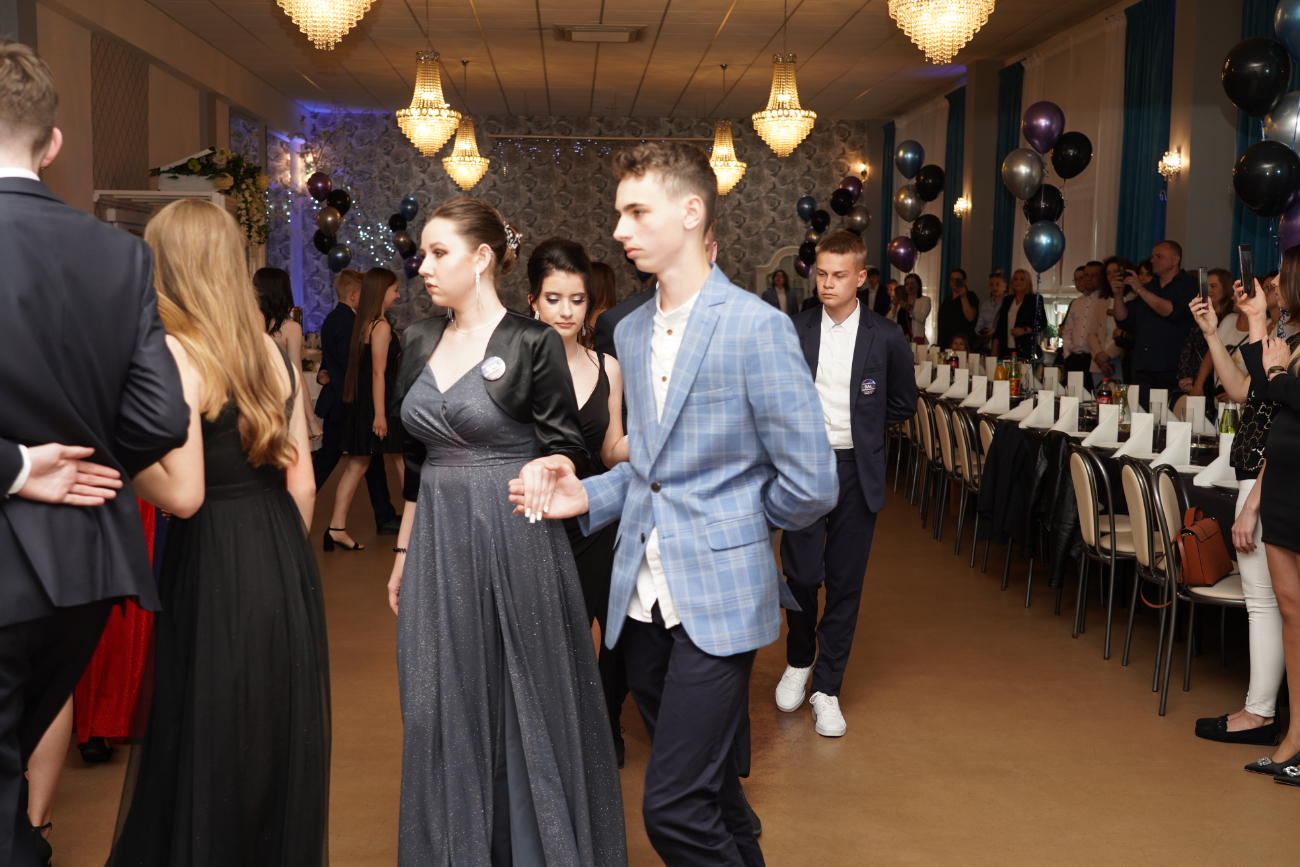 Po egzaminach czas na zabawę. Ósmoklasiści mieli bal ZDJĘCIA