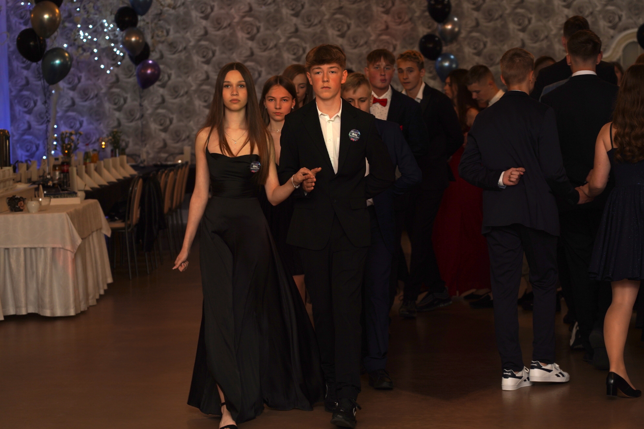 Po egzaminach czas na zabawę. Ósmoklasiści mieli bal ZDJĘCIA