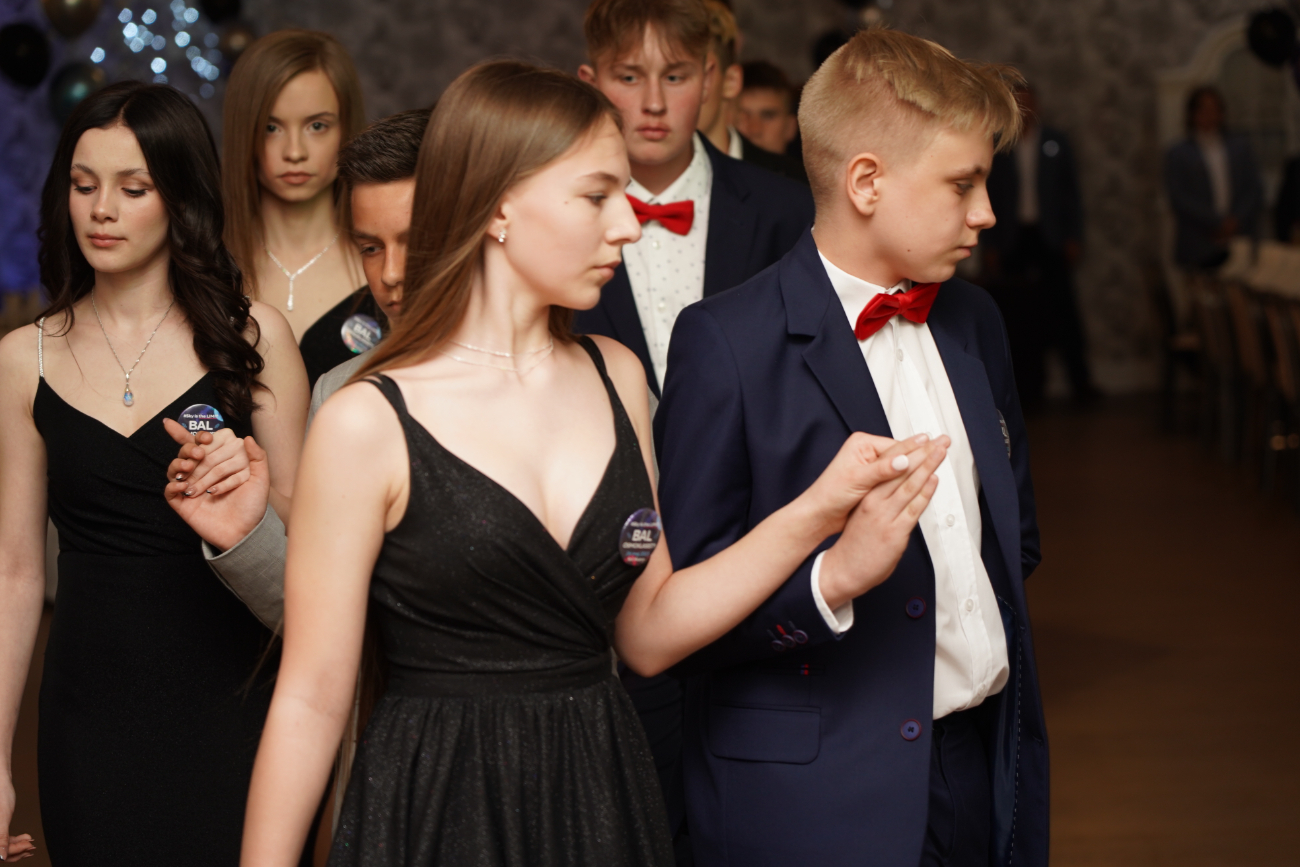 Po egzaminach czas na zabawę. Ósmoklasiści mieli bal ZDJĘCIA