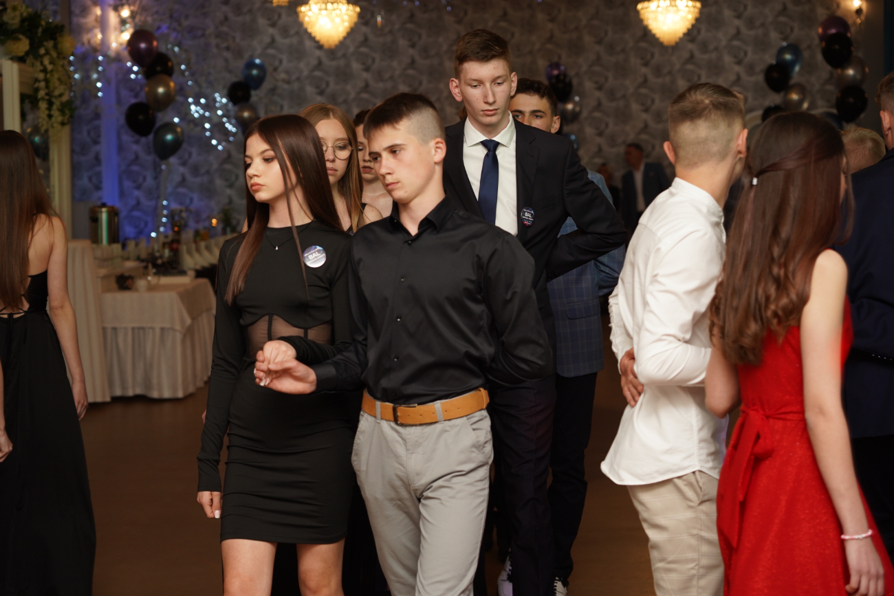 Po egzaminach czas na zabawę. Ósmoklasiści mieli bal ZDJĘCIA