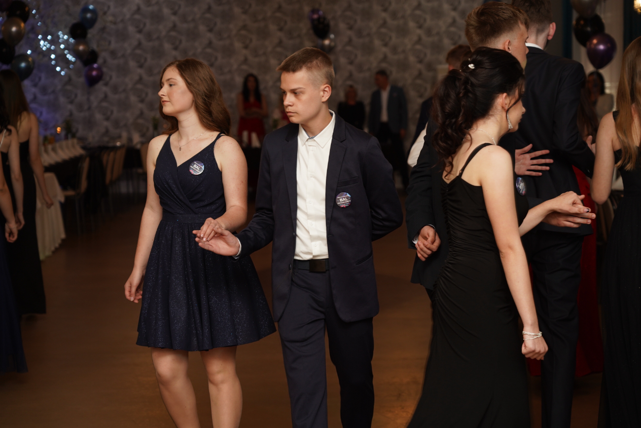 Po egzaminach czas na zabawę. Ósmoklasiści mieli bal ZDJĘCIA