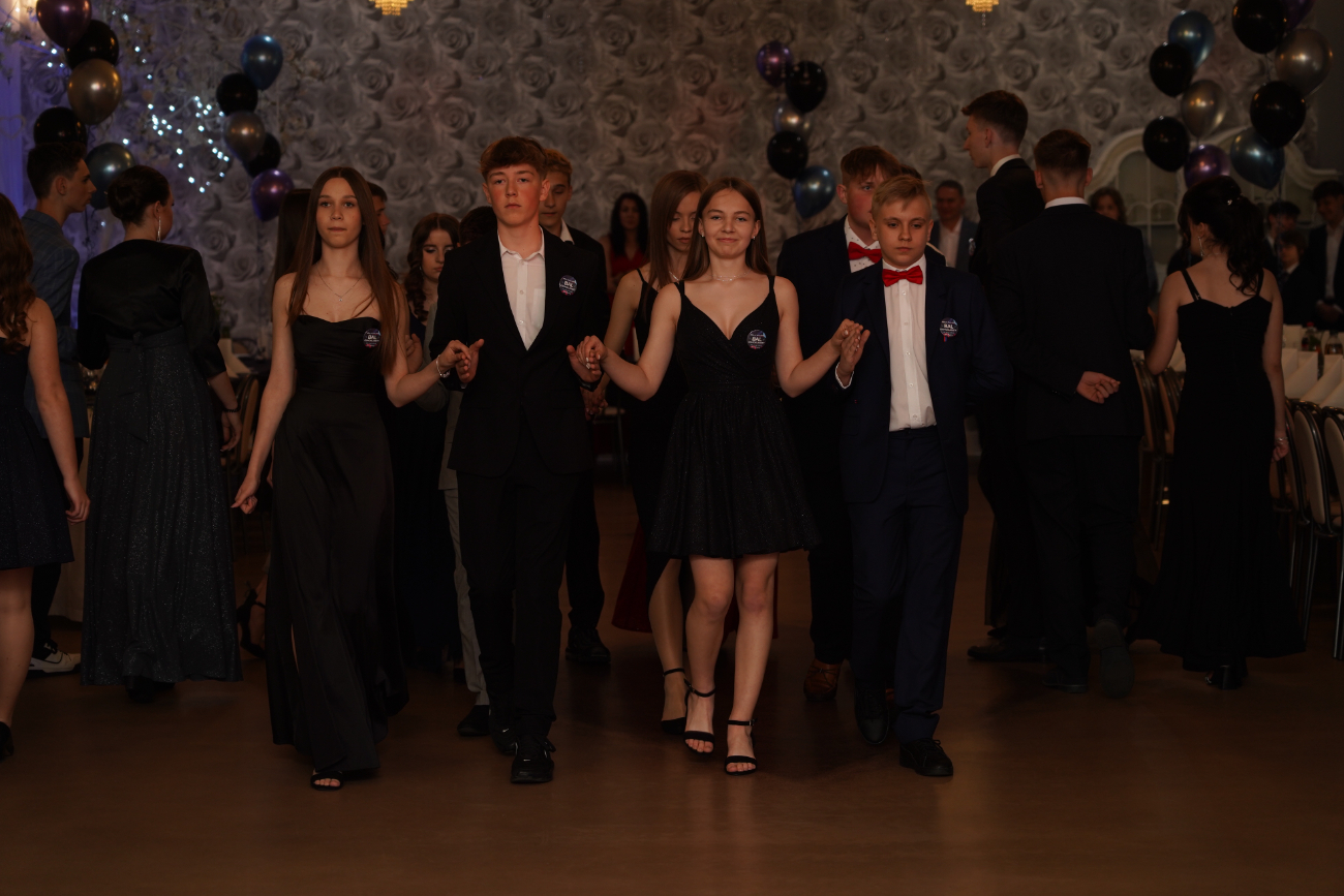 Po egzaminach czas na zabawę. Ósmoklasiści mieli bal ZDJĘCIA