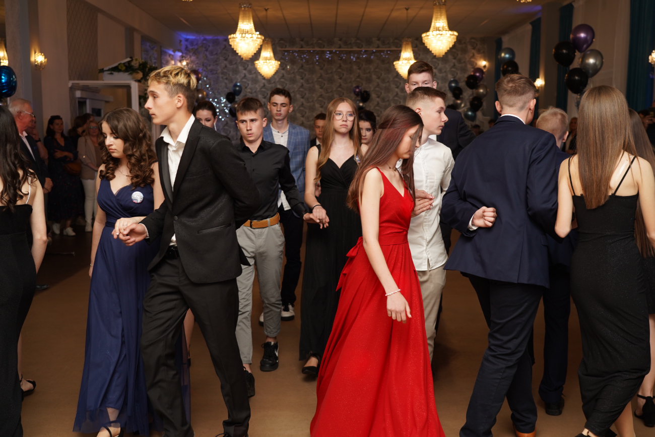 Po egzaminach czas na zabawę. Ósmoklasiści mieli bal ZDJĘCIA