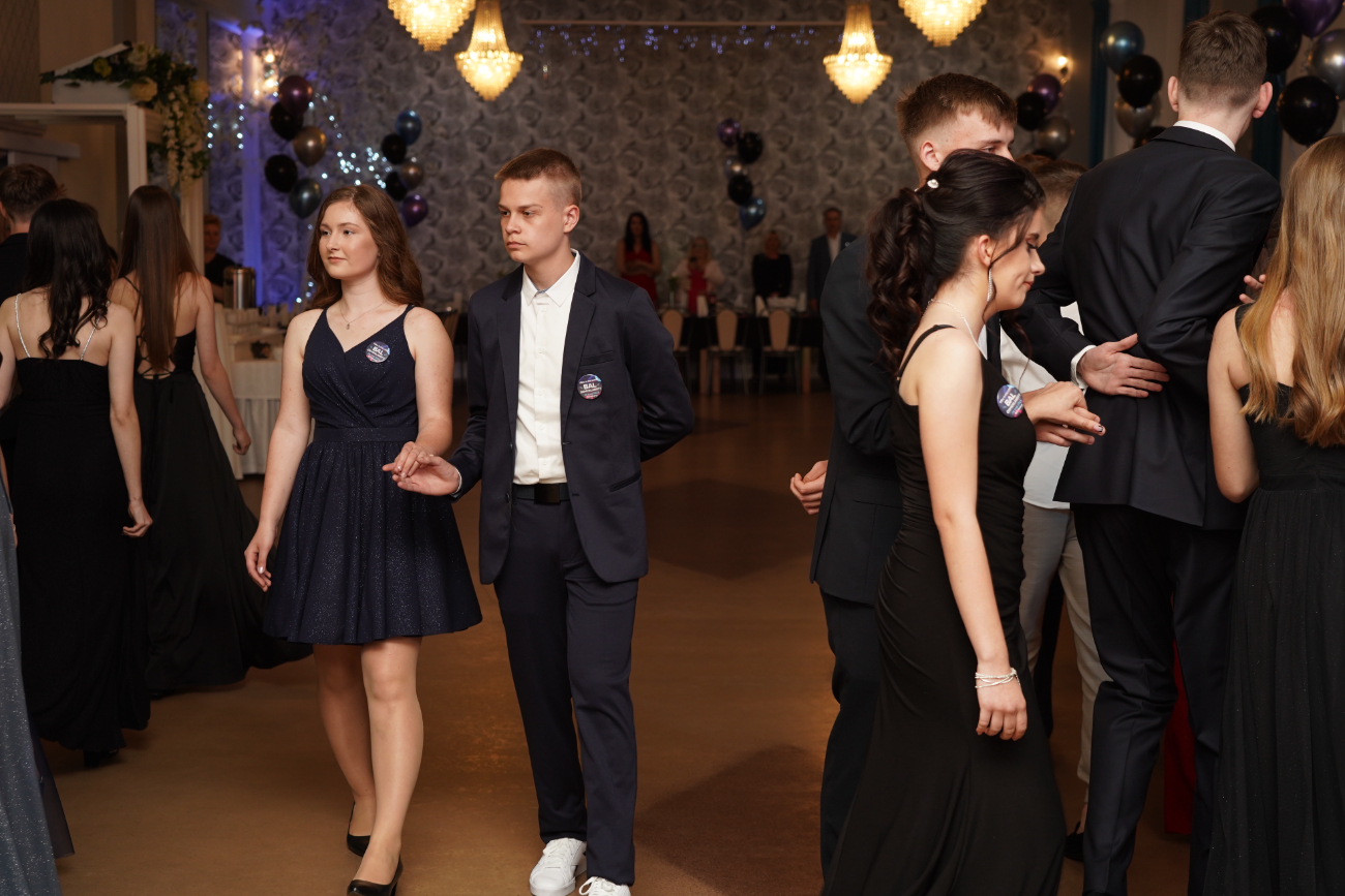 Po egzaminach czas na zabawę. Ósmoklasiści mieli bal ZDJĘCIA