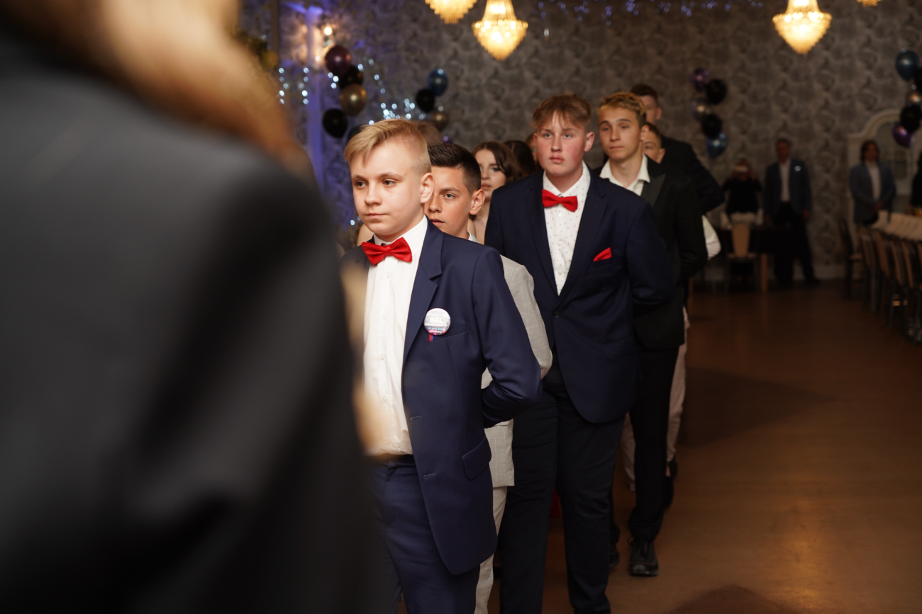 Po egzaminach czas na zabawę. Ósmoklasiści mieli bal ZDJĘCIA