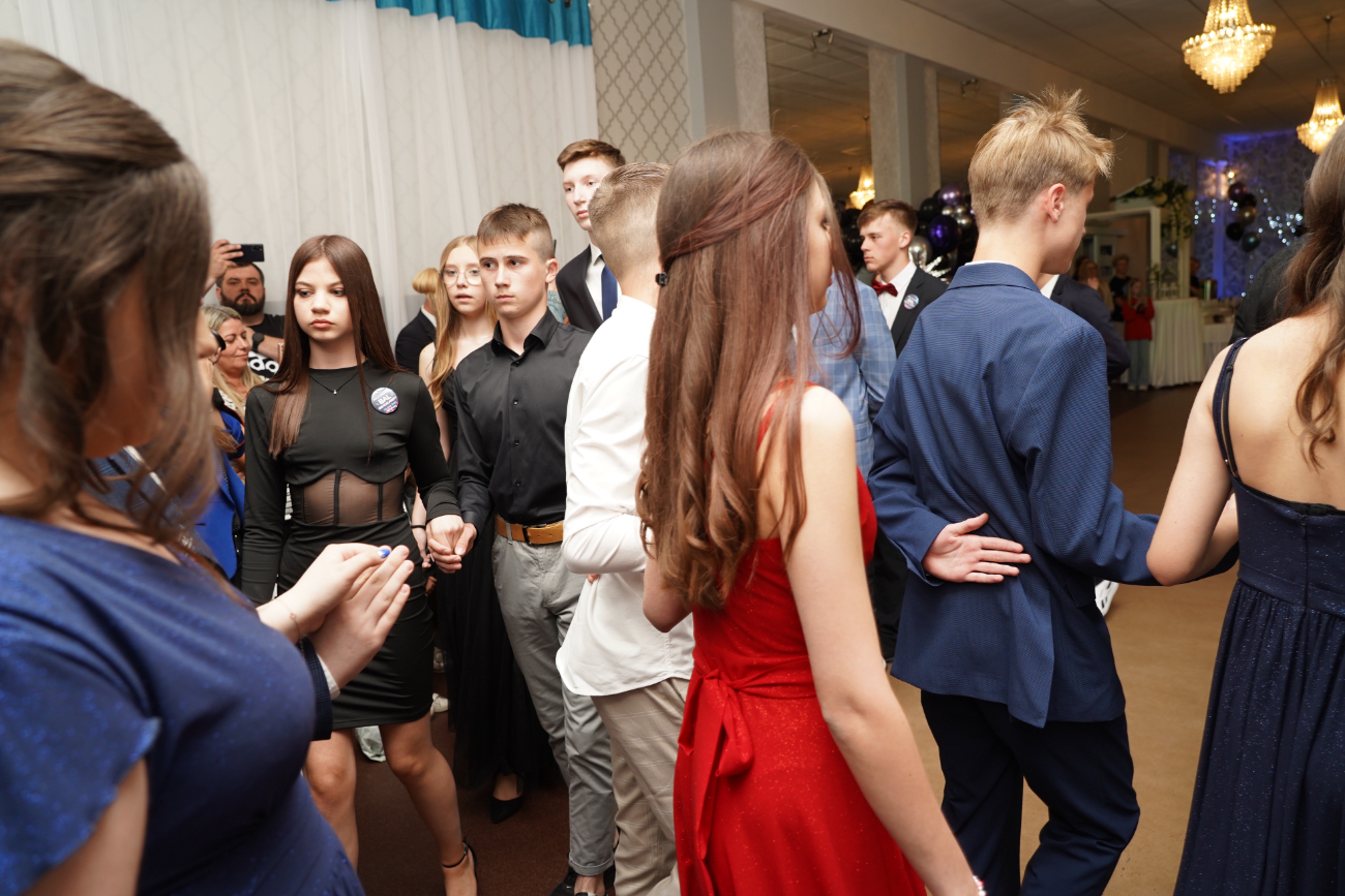 Po egzaminach czas na zabawę. Ósmoklasiści mieli bal ZDJĘCIA