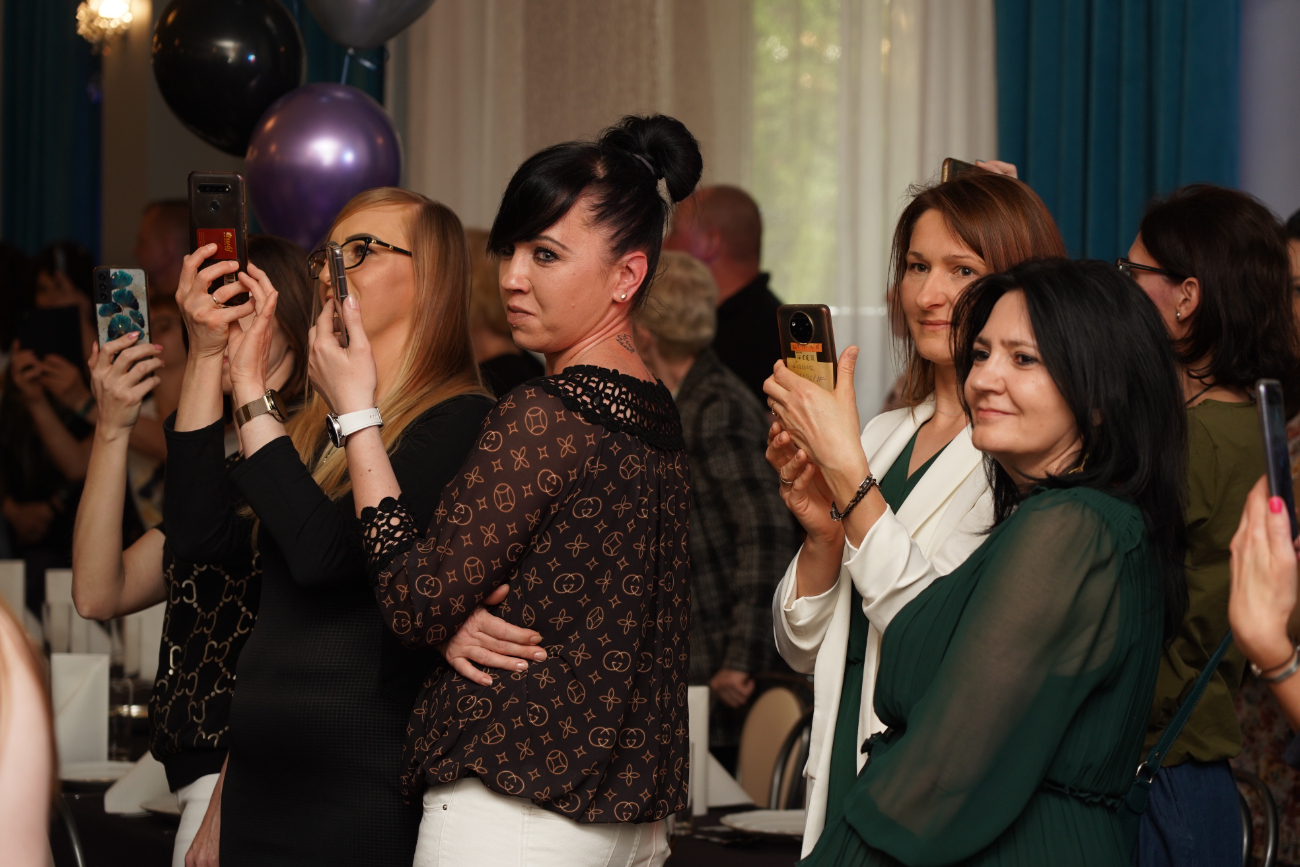 Po egzaminach czas na zabawę. Ósmoklasiści mieli bal ZDJĘCIA