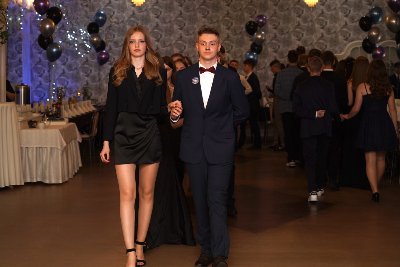 Po egzaminach czas na zabawę. Ósmoklasiści mieli bal ZDJĘCIA