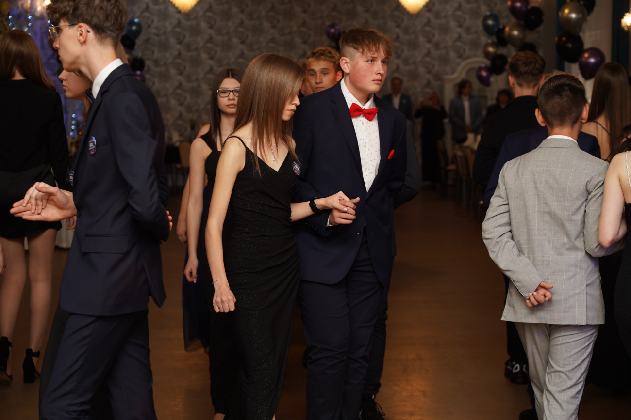 Po egzaminach czas na zabawę. Ósmoklasiści mieli bal ZDJĘCIA