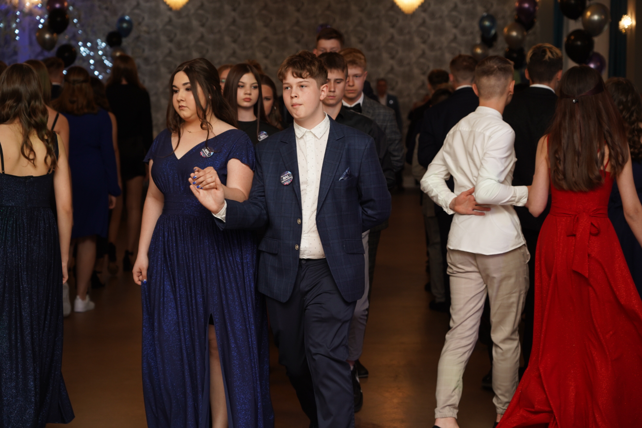 Po egzaminach czas na zabawę. Ósmoklasiści mieli bal ZDJĘCIA