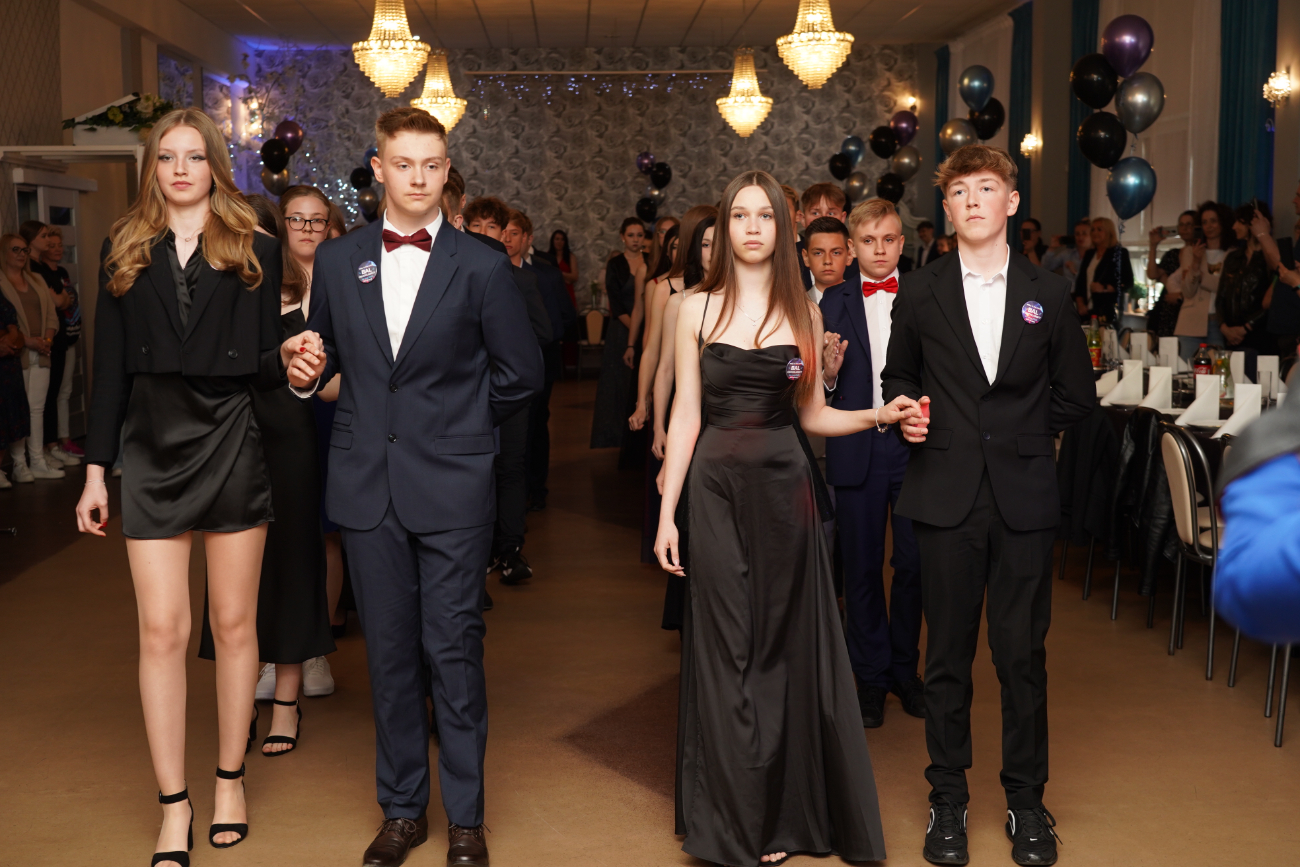 Po egzaminach czas na zabawę. Ósmoklasiści mieli bal ZDJĘCIA