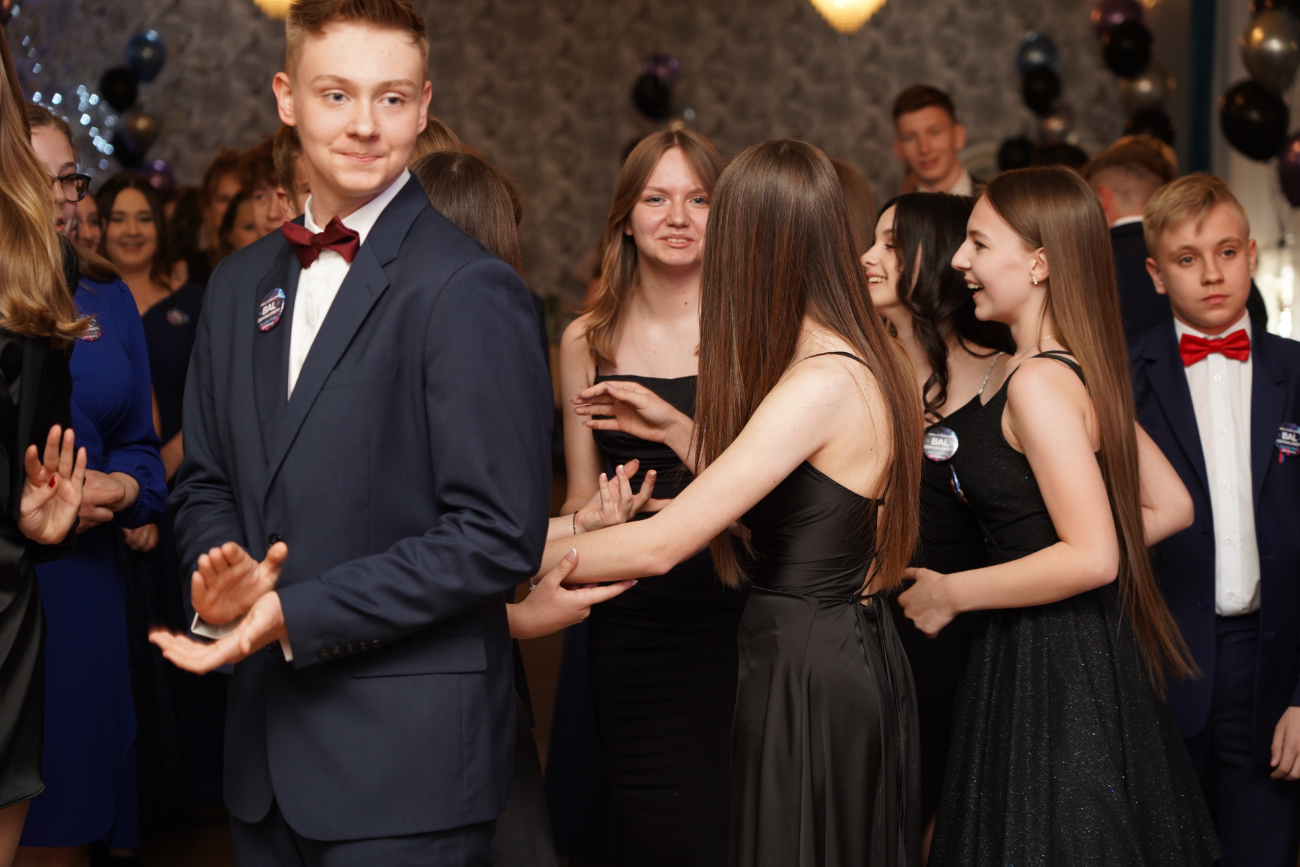 Po egzaminach czas na zabawę. Ósmoklasiści mieli bal ZDJĘCIA