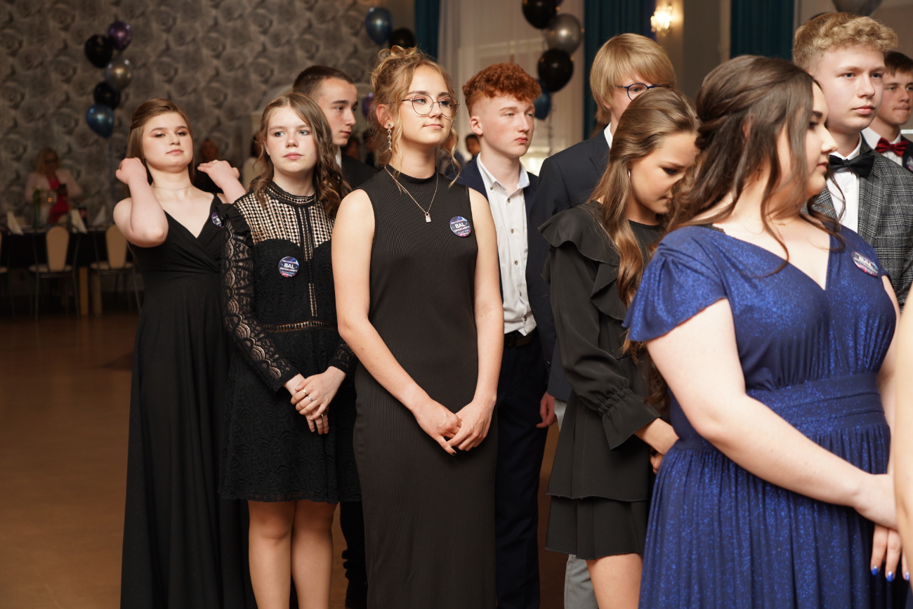 Po egzaminach czas na zabawę. Ósmoklasiści mieli bal ZDJĘCIA