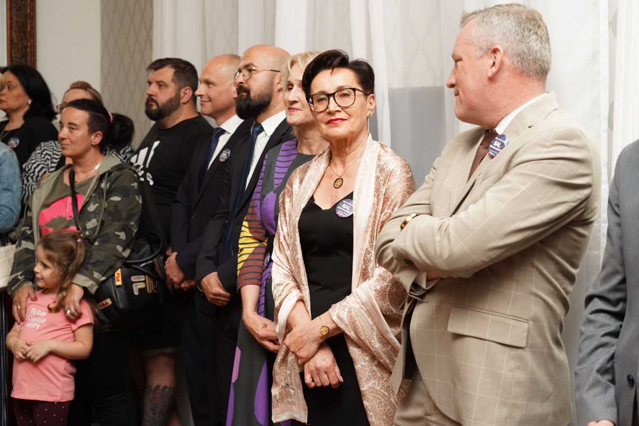 Po egzaminach czas na zabawę. Ósmoklasiści mieli bal ZDJĘCIA