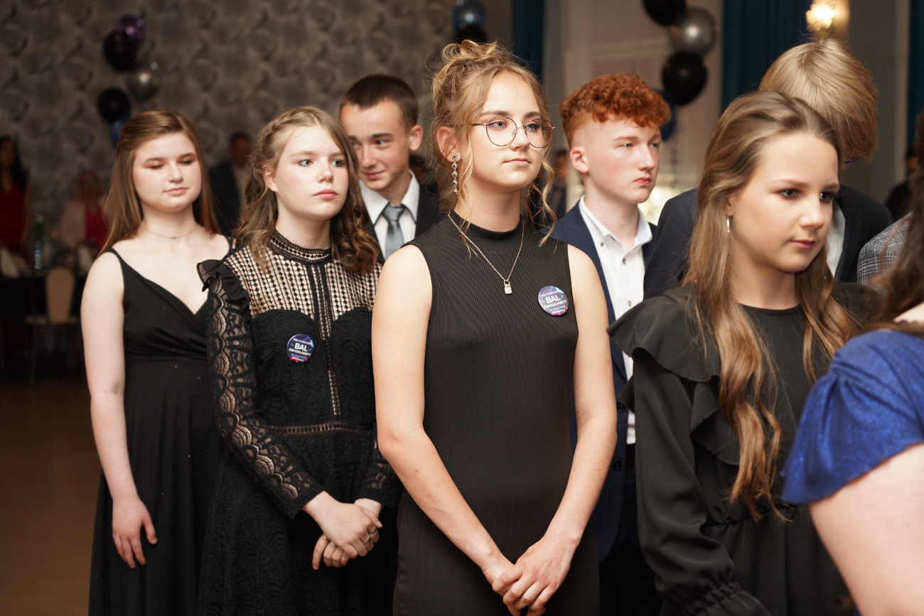 Po egzaminach czas na zabawę. Ósmoklasiści mieli bal ZDJĘCIA