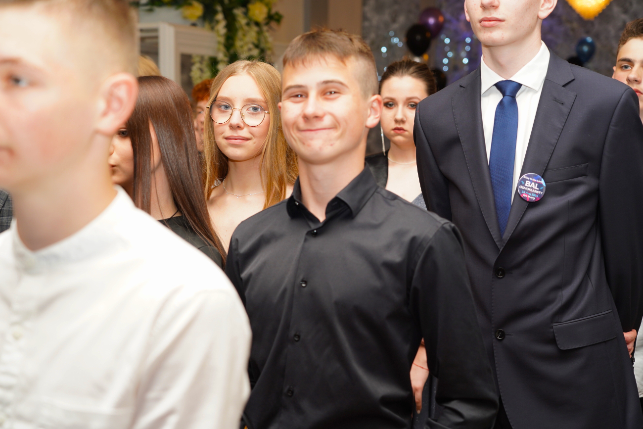 Po egzaminach czas na zabawę. Ósmoklasiści mieli bal ZDJĘCIA