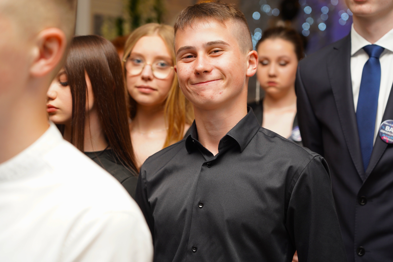 Po egzaminach czas na zabawę. Ósmoklasiści mieli bal ZDJĘCIA