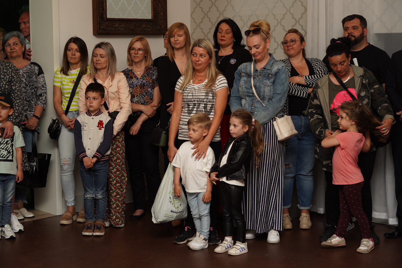 Po egzaminach czas na zabawę. Ósmoklasiści mieli bal ZDJĘCIA