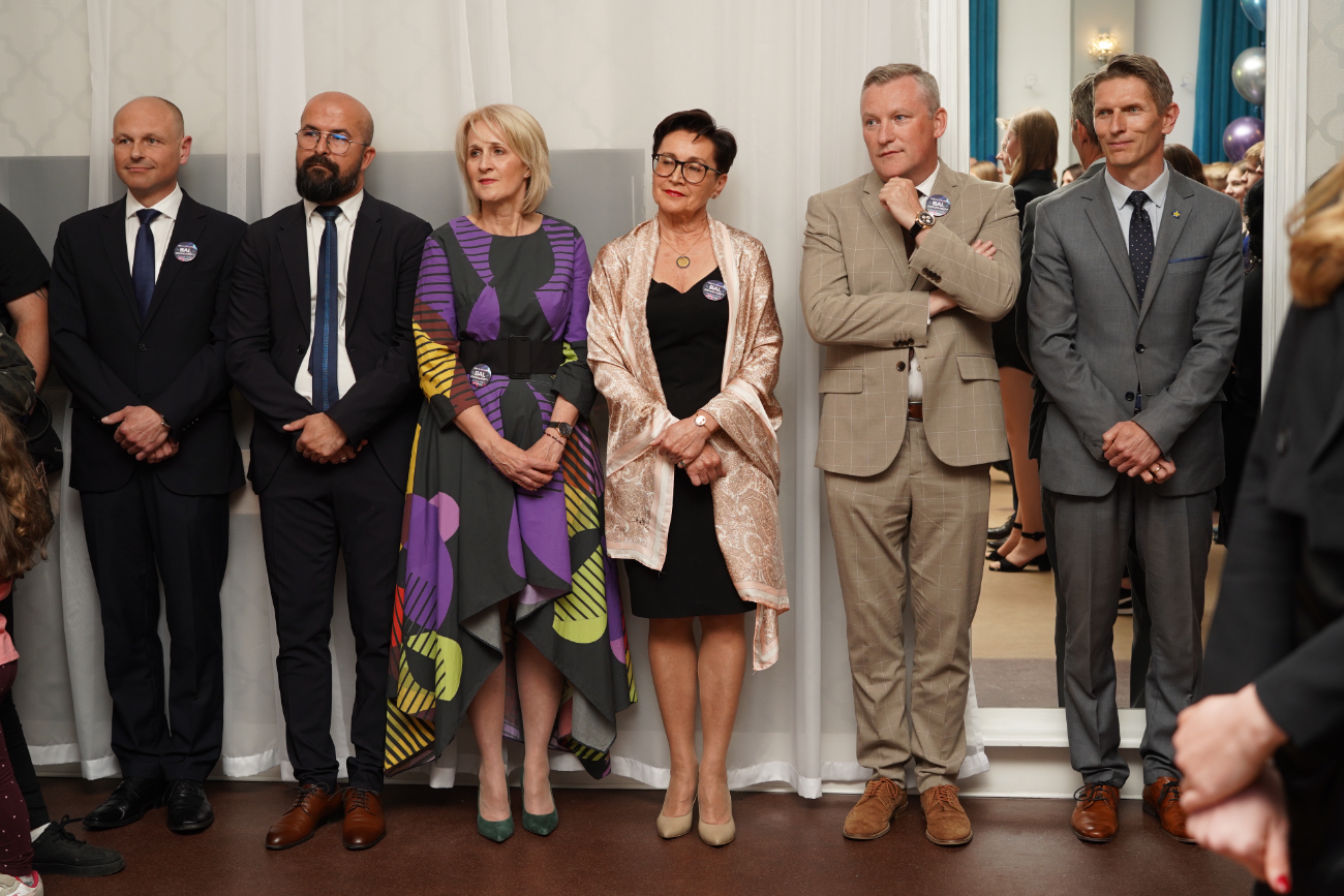 Po egzaminach czas na zabawę. Ósmoklasiści mieli bal ZDJĘCIA