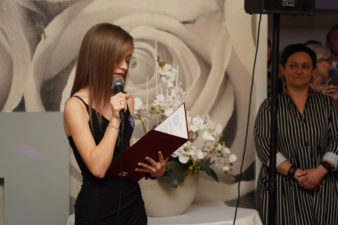 Po egzaminach czas na zabawę. Ósmoklasiści mieli bal ZDJĘCIA