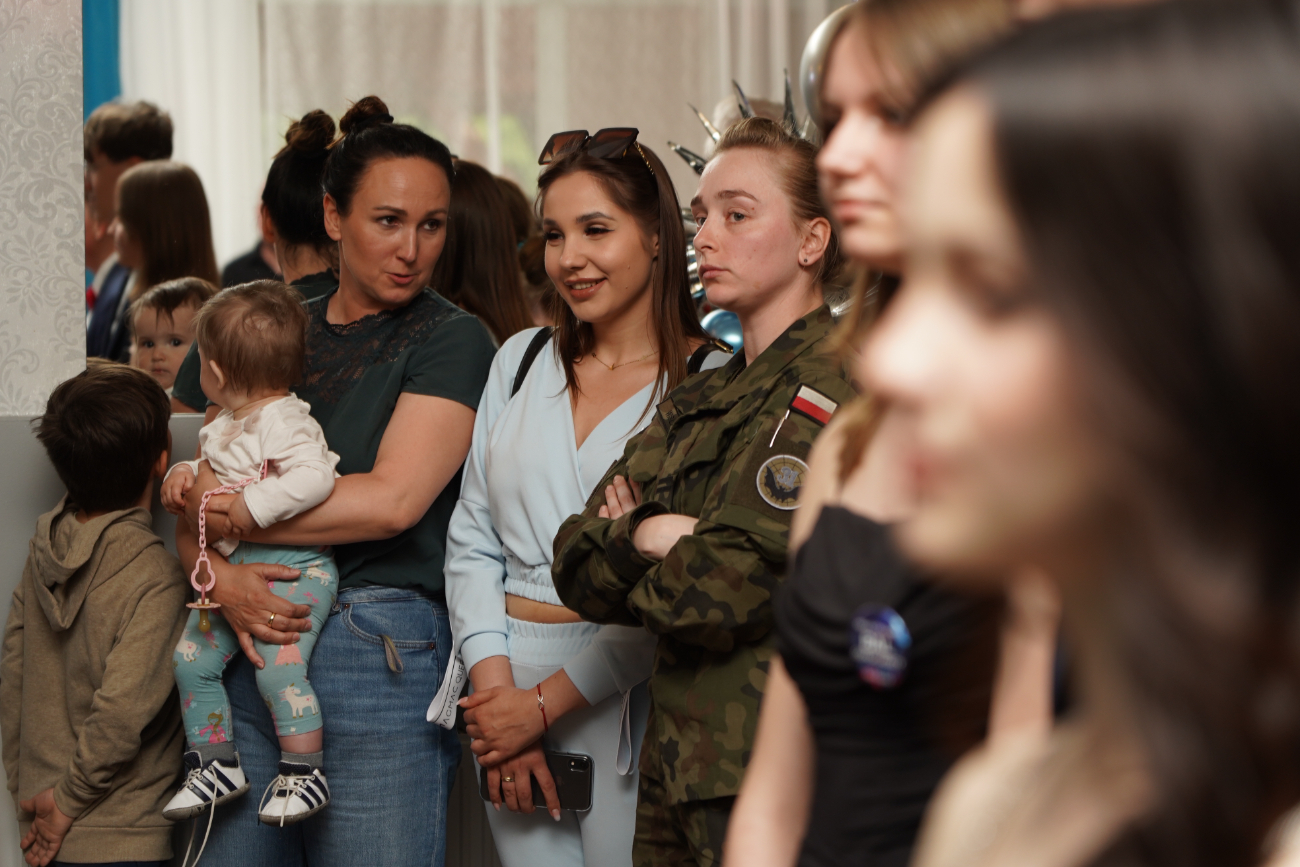 Po egzaminach czas na zabawę. Ósmoklasiści mieli bal ZDJĘCIA