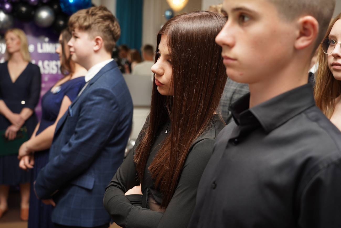 Po egzaminach czas na zabawę. Ósmoklasiści mieli bal ZDJĘCIA