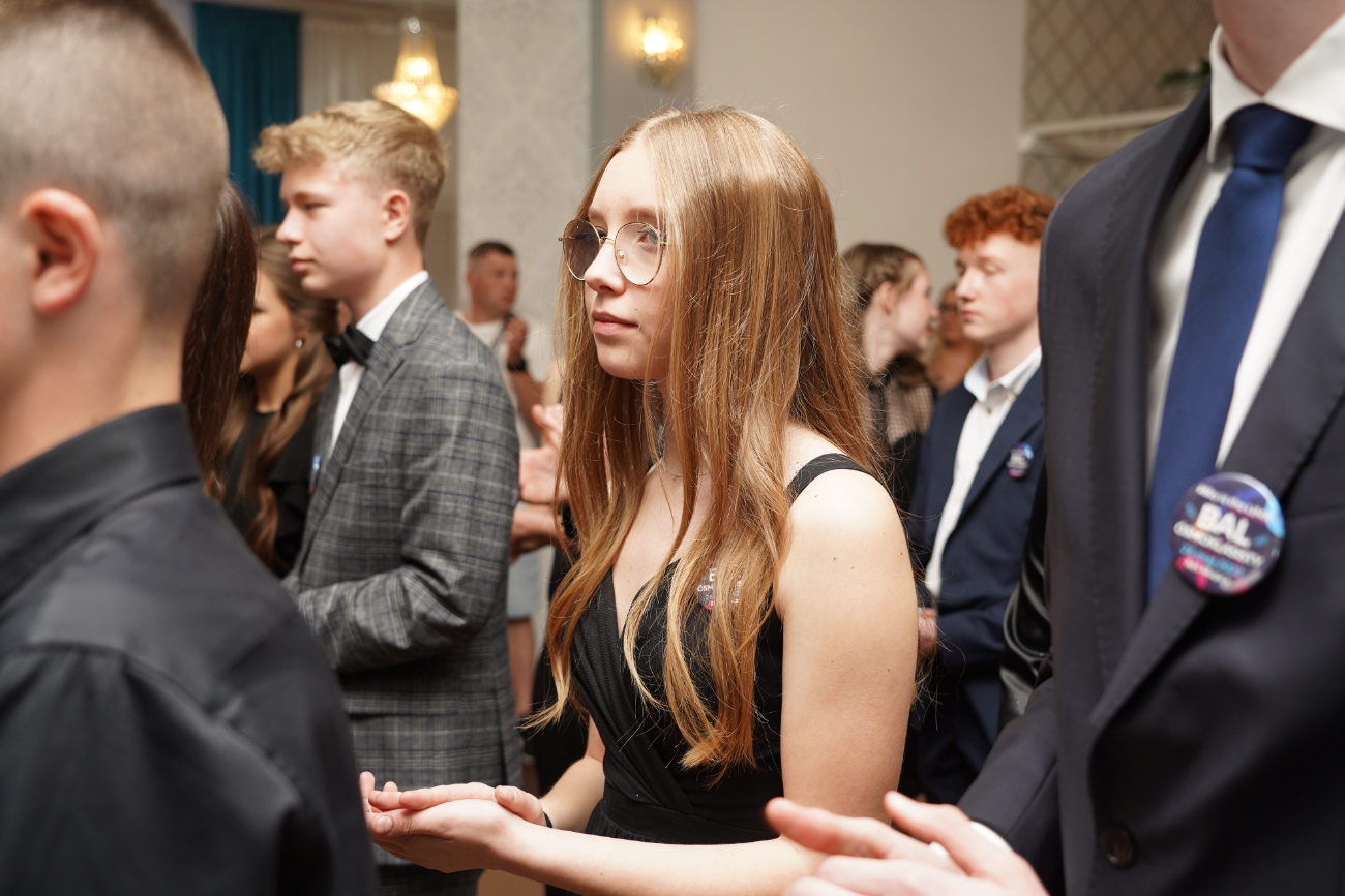 Po egzaminach czas na zabawę. Ósmoklasiści mieli bal ZDJĘCIA