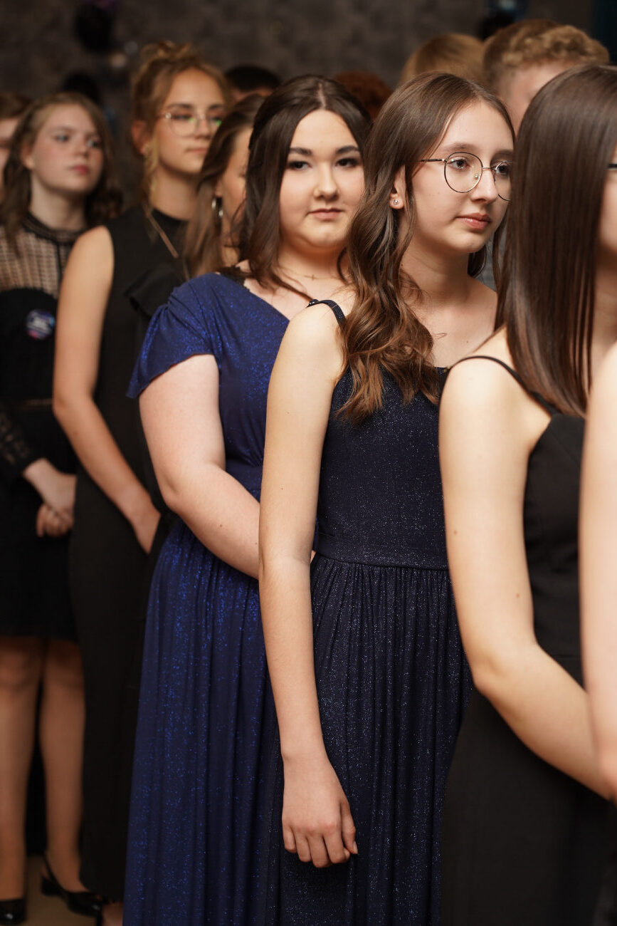 Po egzaminach czas na zabawę. Ósmoklasiści mieli bal ZDJĘCIA