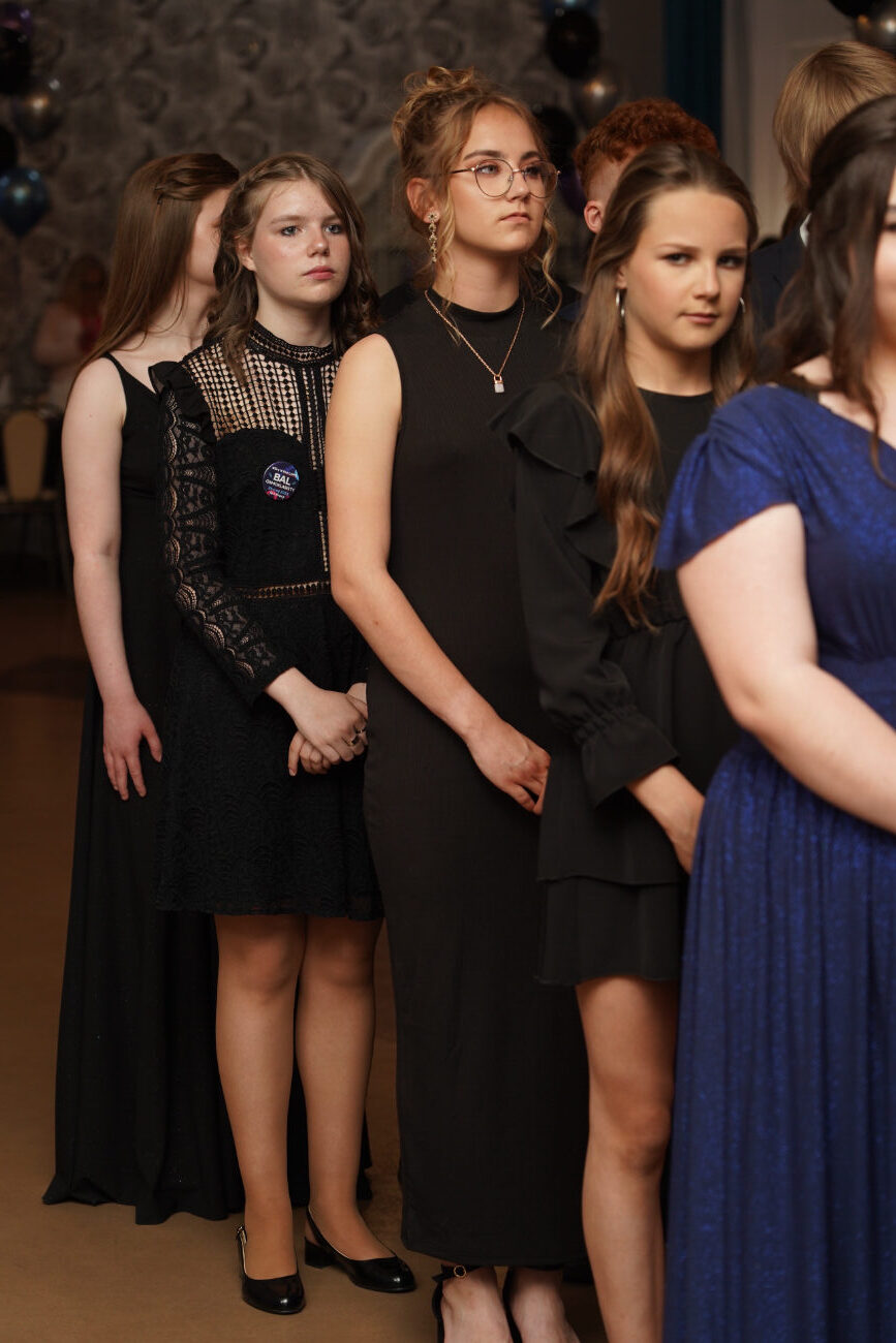 Po egzaminach czas na zabawę. Ósmoklasiści mieli bal ZDJĘCIA