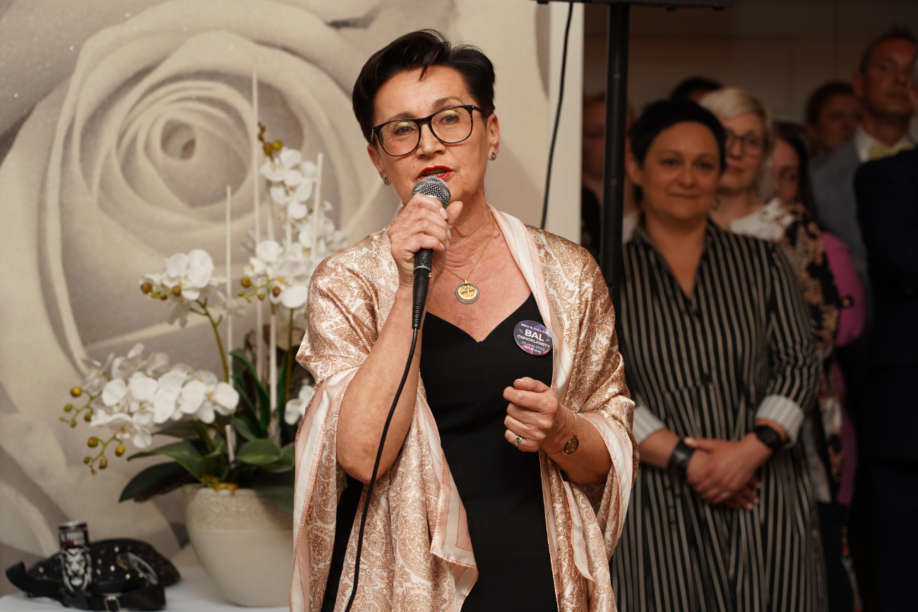 Po egzaminach czas na zabawę. Ósmoklasiści mieli bal ZDJĘCIA