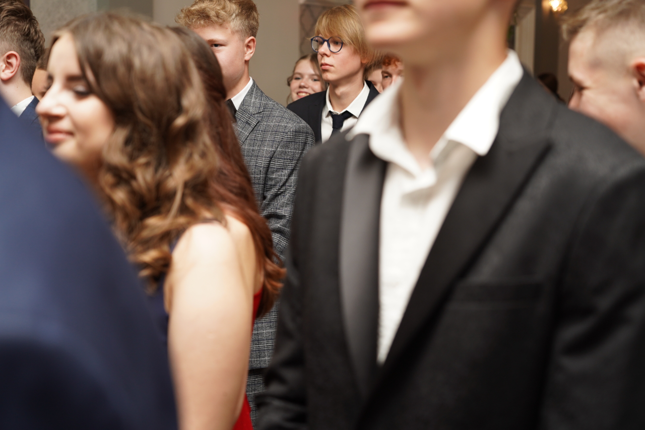 Po egzaminach czas na zabawę. Ósmoklasiści mieli bal ZDJĘCIA