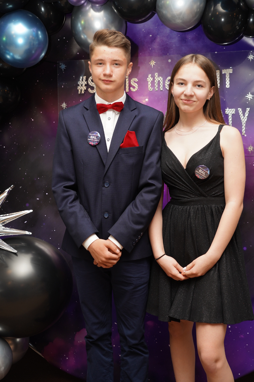 Po egzaminach czas na zabawę. Ósmoklasiści mieli bal ZDJĘCIA