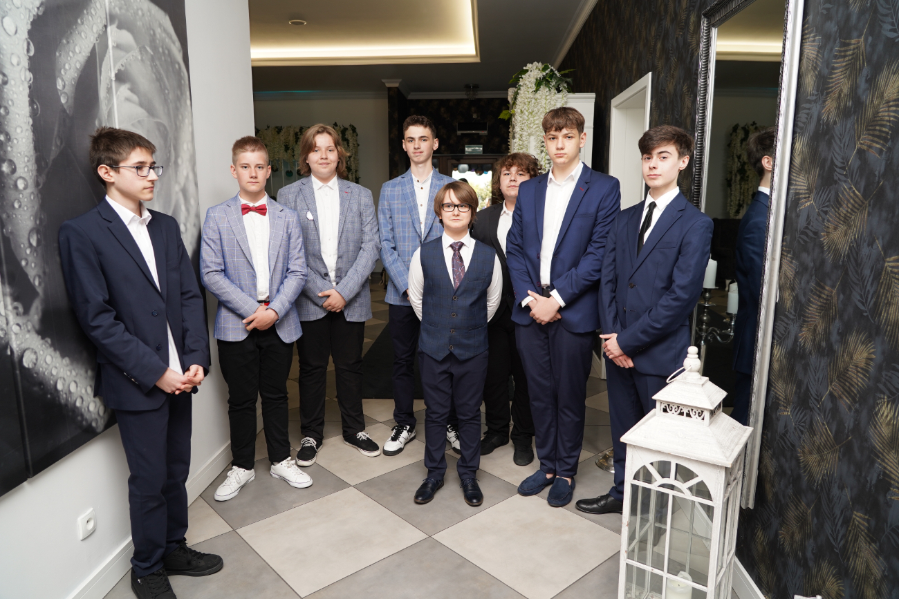 Po egzaminach czas na zabawę. Ósmoklasiści mieli bal ZDJĘCIA