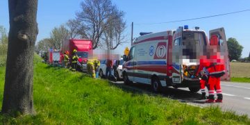 Zderzyły się cztery auta. Dwie osoby w szpitalu