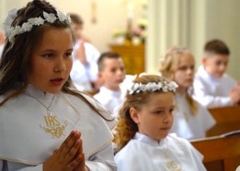 Komunia w Giewartowie. Zobacz film