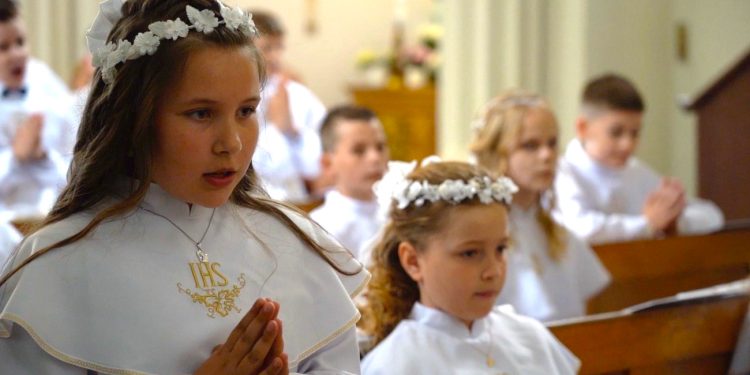 Komunia w Giewartowie. Zobacz film