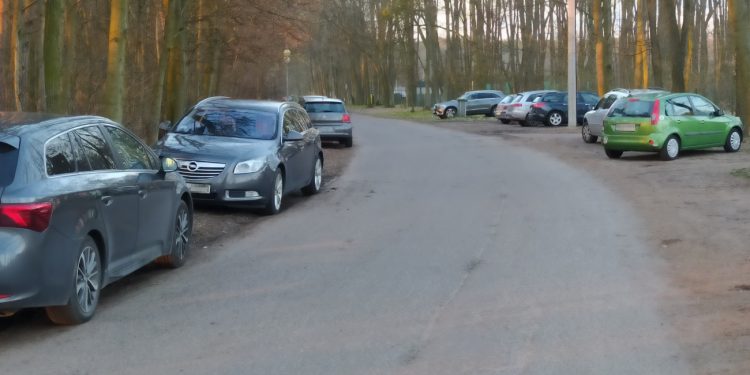 Parkowanie na Gajowej. „Samochody w lesie, a parking stoi pusty”