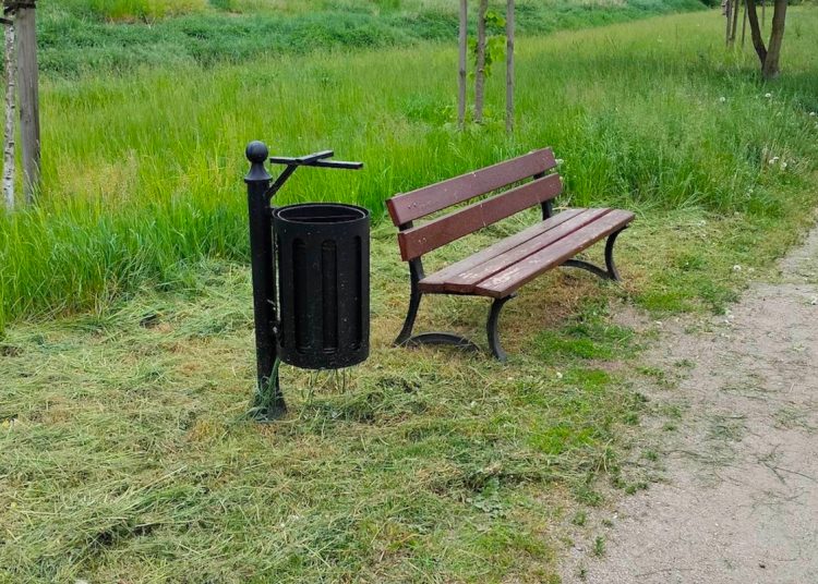 Szybka interwencja. Ławka zachęca do odpoczynku