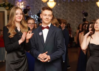 Po egzaminach czas na zabawę. Ósmoklasiści mieli bal ZDJĘCIA