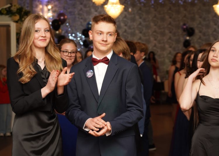 Po egzaminach czas na zabawę. Ósmoklasiści mieli bal ZDJĘCIA