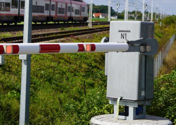 Wyrwała rogatkę kolejową